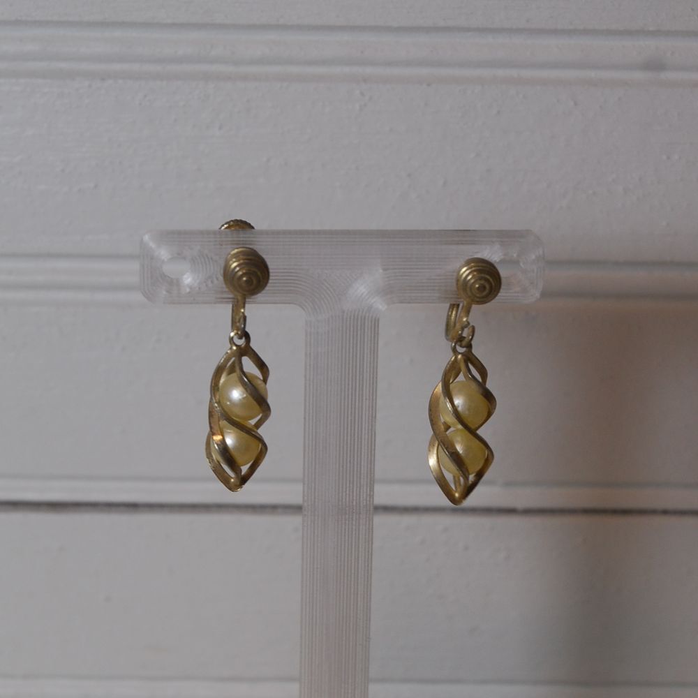 Vintage SA.C Sarah Coventry Screw back gold tone dangle earrings‎ pearl